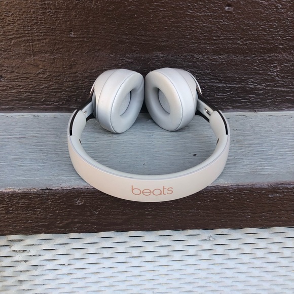 Dr Dre Beats Studio 3 noise cancellation